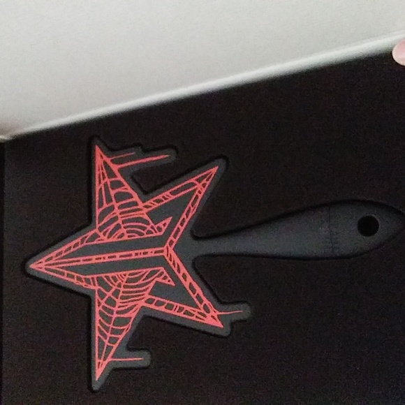 Makeup mystery box Guaranteed 1 MAC item and a makeup bag. bid more get … - Picture 3 of 4